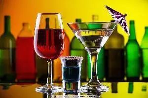 無酒精飲料市場動態 喜力新廣告、怡泉推減糖版，專家警示能量飲料與酒精混合風險